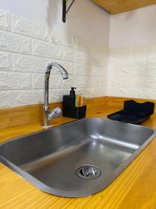 een roestvrijstalen wastafel in een keuken bij Studio Compac. | Shoppings | Centro | Arena | Aero in Manaus +39 foto's