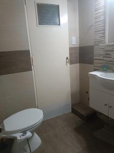 een badkamer met toilet en wastafel bij Palermo calle 1 in Mar del Tuyú