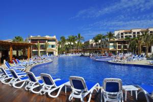 Bazén v ubytování Grand Decameron Los Cabos, A Trademark All-Inclusive Resort nebo v jeho okolí