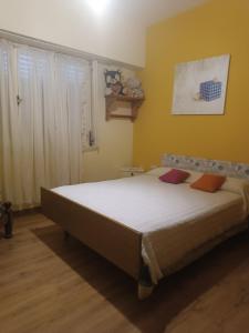 een slaapkamer met een groot bed in een kamer bij Palermo calle 1 in Mar del Tuyú