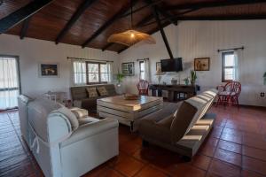 un ampio soggiorno con divani e un tavolo di La Estancia a Federación