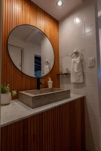 un bagno con lavandino e specchio di La Estancia a Federación