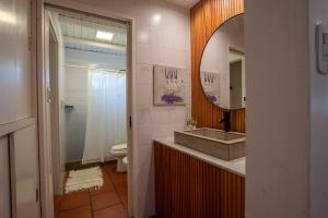 un bagno con lavandino, specchio e WC di La Estancia a Federación Altre 20 foto