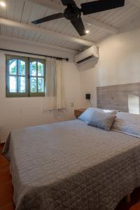 una camera con un grande letto e un ventilatore a soffitto di La Estancia a Federación