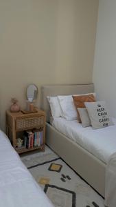 two beds sitting next to each other in a bedroom at Praia da Barra Sweet Home in Gafanha da Nazaré