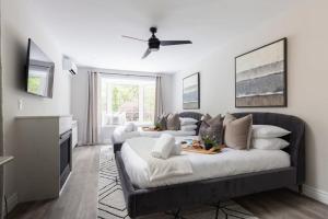 een woonkamer met een bank en een tv bij New Modern Home in Old Town in Niagara on the Lake +16 foto's