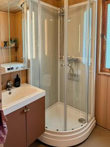 Et badeværelse på Seaside Cabin With Views In Vestfold