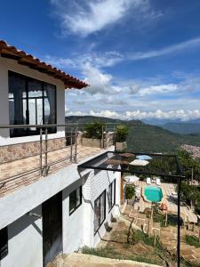 - une vue depuis le balcon d'une maison avec piscine dans l'établissement Glamping Esmeralda, à San Gil