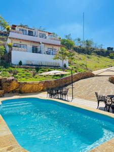 une piscine devant un bâtiment dans l'établissement Glamping Esmeralda, à San Gil
