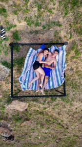 een groep van drie mensen die op een deken liggen bij Glamping Monteverde San gil in San Gil +42 foto's