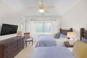 En eller flere senge i et værelse på Del Mar 5F 3 bdr Garden View in Los Suenos + 35 billeder