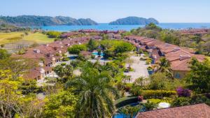 een luchtzicht op het resort met de oceaan op de achtergrond bij Colina 5D 3 bdr Garden View in Los Suenos in Herradura