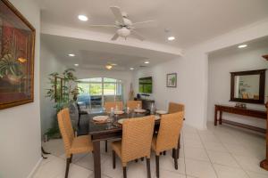 een eetkamer met een tafel en stoelen bij Colina 5D 3 bdr Garden View in Los Suenos in Herradura