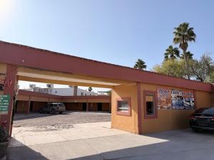 een gebouw met een parkeerplaats ervoor bij Hotel Villa Jardin in Matamoros