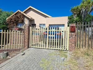 een houten hek voor een huis bij MDA Myburgh in Brackenfell
