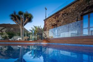 een zwembad voor een gebouw bij Villa Serenitas in Arona