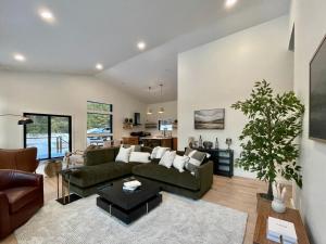 un soggiorno con un divano e un tavolo di White Pine Chalet a Yulan