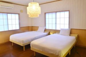 宫崎結-musubi-的有两张床的房间有两扇窗户