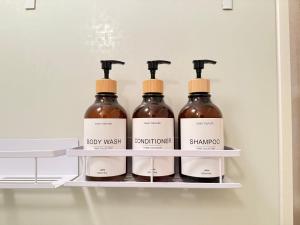 宫崎結-musubi-的冰箱架子上放着四瓶酱料。