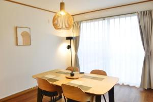 宫崎結-musubi-的一张餐桌，几把椅子，还有一扇大窗户