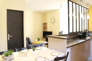 Kuchyň nebo kuchyňský kout v ubytování La loge des Hermones + 8 fotografií