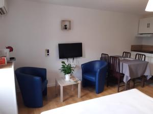 TV a/nebo společenská místnost v ubytování Au relais des ballons