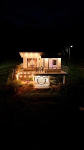 een klein huis met een zwembad ervoor 's nachts bij Esmeralda DELUXE in San Gil