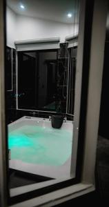 een badkamer met een bad en een raam bij Esmeralda DELUXE in San Gil