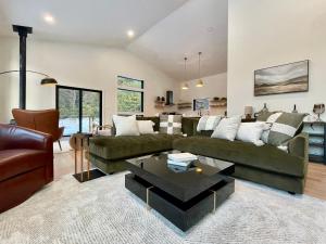 un soggiorno con un divano verde e un tavolo di White Pine Chalet a Yulan