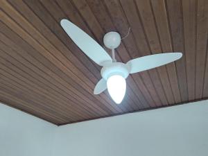 een plafondventilator aan een houten plafond bij SuÍte 4 Completa com Wi-Fi e Netflix in Jundiaí