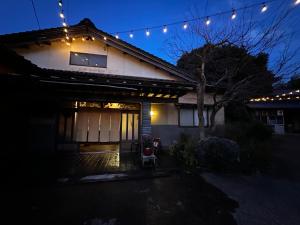 een huis met 's nachts lichten erop bij 農家民宿ととのや in Kanazawa