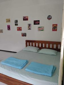 En eller flere senge i et værelse på บ้านไร่เรืองแสง