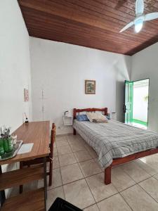 een slaapkamer met een bed en een houten plafond bij Suíte 2 Completa - Wi-Fi e Netflix in Jundiaí