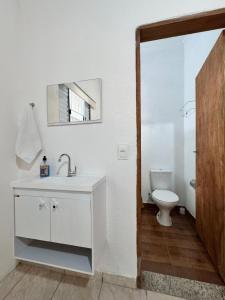 een badkamer met een witte wastafel en een toilet bij Suíte 2 Completa - Wi-Fi e Netflix in Jundiaí +16 foto's