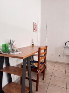 een houten bureau met een stoel in een kamer bij Suíte 2 Completa - Wi-Fi e Netflix in Jundiaí +16 foto's