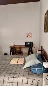 een slaapkamer met een bed met een bureau en een bureau bij Suíte 2 Completa - Wi-Fi e Netflix in Jundiaí