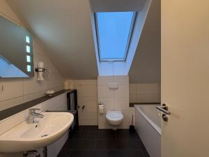 Koupelna v ubytování Perfekt für 2-4! Küche Garage Flughafen Nespresso + 13 fotografií