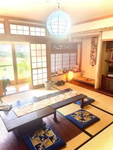 soggiorno con tavolo e alcuni tappeti di 五縁箱 a Hannan