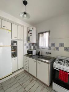 Kuchyň nebo kuchyňský kout v ubytování Departamento en Mar del Plata, Zona La Perla