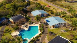 an overhead view of a house with a swimming pool at Cabañas Villa Fariña in Gualeguaychú