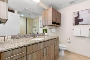 une salle de bains avec lavabo et toilettes dans l'établissement Lodgeur Midtown, Houston - close to Downtown & Texas Medical Center, à Houston 156 autres photos