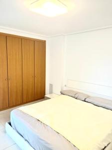 Giường trong phòng chung tại Especial Apartamento Patacona 2