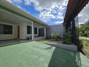 Een buitenaanzicht van een huis met een groene oprit. bij Casa Burbujas in Puerto Jiménez +4 foto's