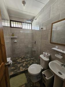 een badkamer met toilet en wastafel bij Casa Burbujas in Puerto Jiménez