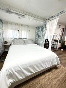 een slaapkamer met een groot wit bed en een raam bij Social Distanсing Approved Nature Getaway! in Naples +19 foto's