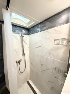 een badkamer met een douche met wit marmer bij Social Distanсing Approved Nature Getaway! in Naples