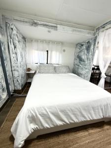 een slaapkamer met een groot wit bed. bij Social Distanсing Approved Nature Getaway! in Naples
