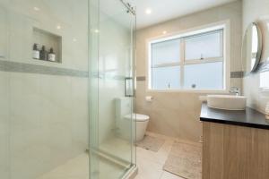 Koupelna v ubytování Classic Seaview Holiday Home in Shelly Park + 30 fotografií