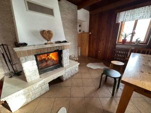 ein Wohnzimmer mit Kamin und Tisch in der Unterkunft Summit Chalet Ždiar in Ždiar