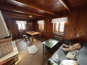 ein Wohnzimmer mit einem Teddybär auf einer Couch in der Unterkunft Summit Chalet Ždiar in Ždiar